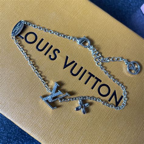 louis vuitton m6 1084 le1124|louis vuitton pendants.